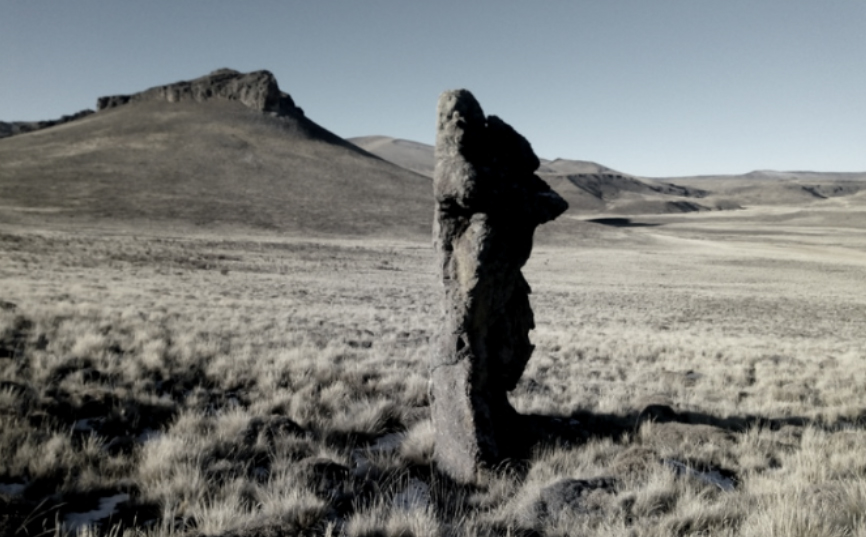 Formación rocosa La Piedra que Habla en la meseta